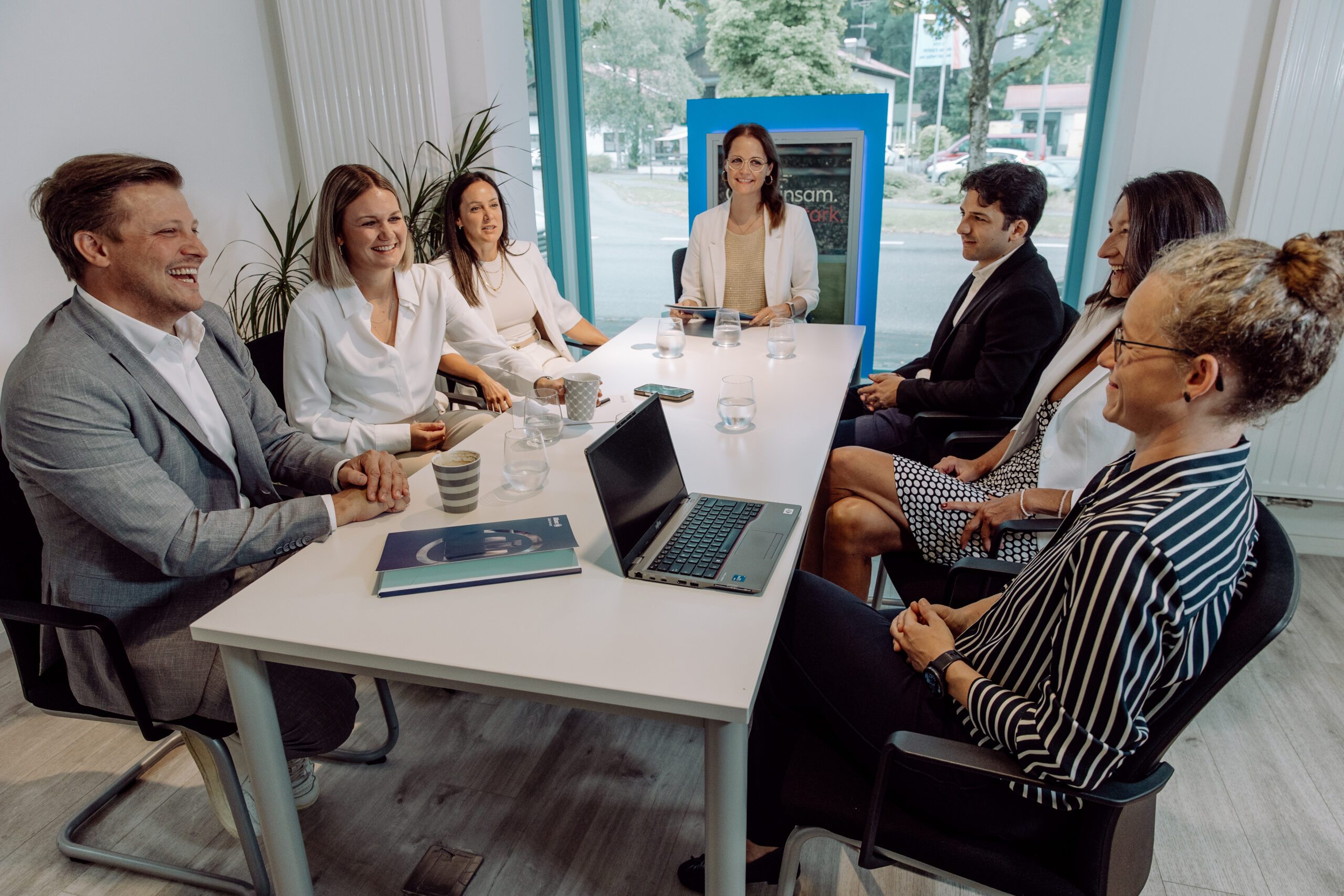 Das Team der Weber & Co. OHG bei einer Besprechung in Frasdorf