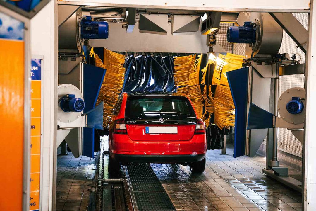 Rotes Auto in einer Carfunkel-Waschanlage